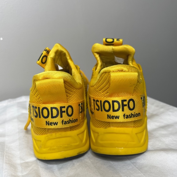 Lightly worn gym sneakers - Picture 2 of 4